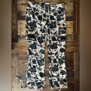 NEVADA • Y2K cargo pants capris pockets flowers floral rose casual • women’s 14